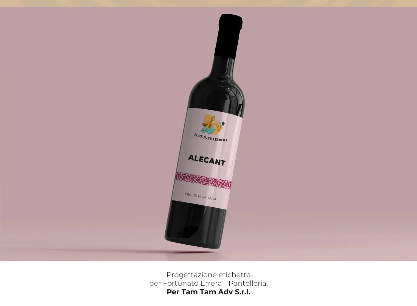 Bottiglia di vino Alecant con l'etichetta rosa Fortunato Errera, su fondo rosa antico