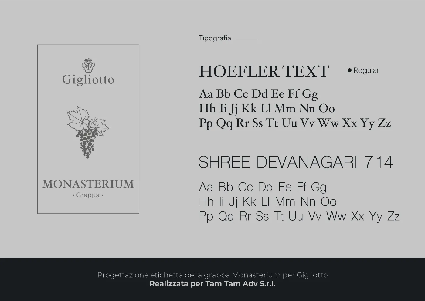 Etichetta Gigliotto Monasterium con stemma e grappolo d'uva, accanto ai caratteri Hoefler Text e Shree Devanagari