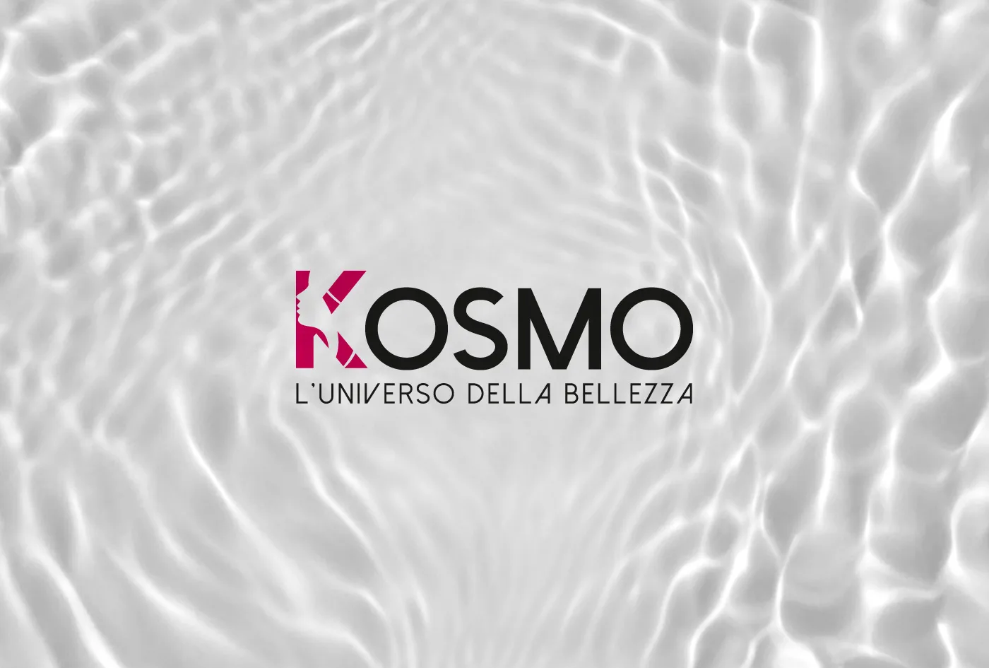Logo Kosmo, l'universo della bellezza, dopo il restyling: scritta nera con la K fucsia