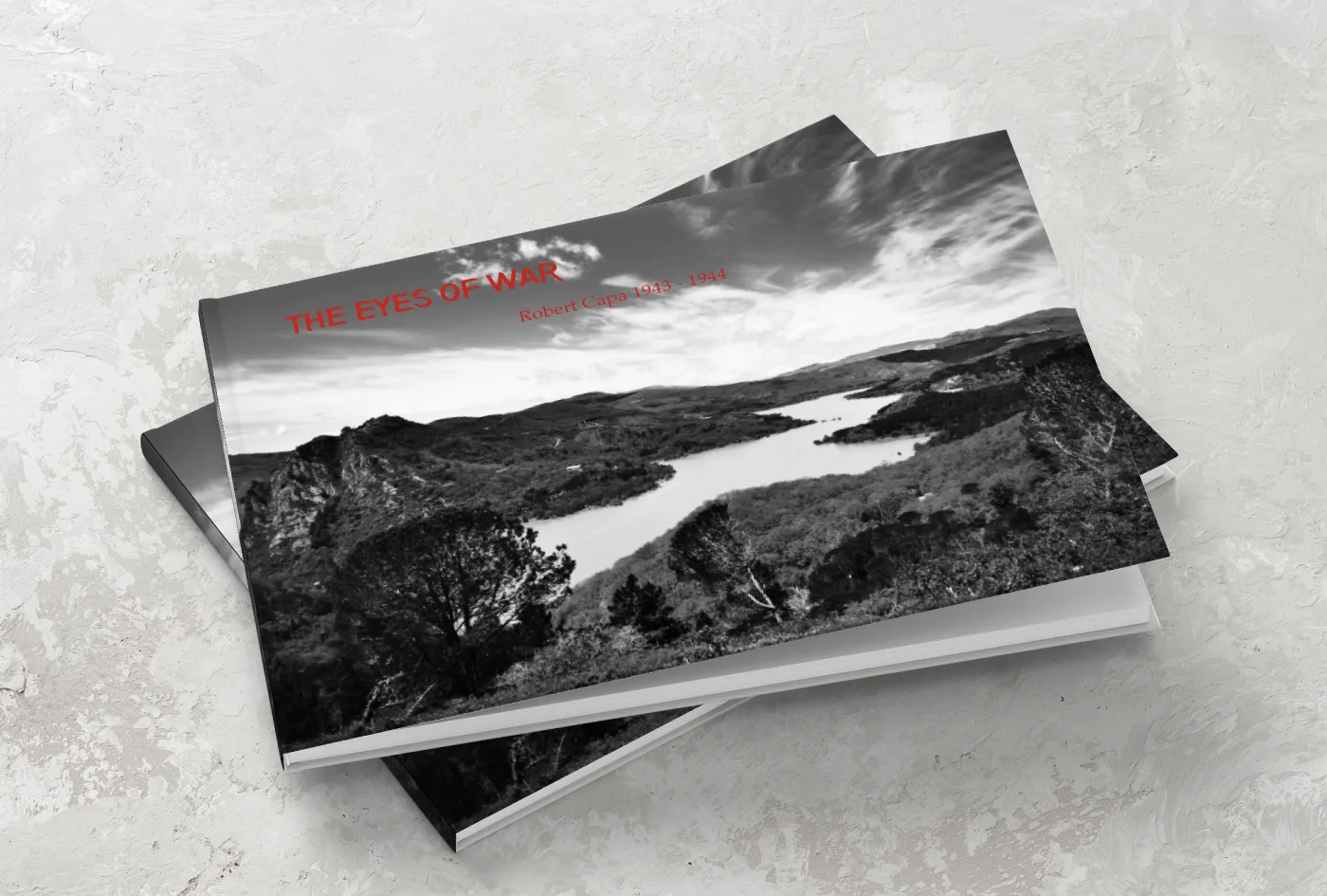 Libro fotografico The eyes of war, Robert Capa 1943-1944: copertina in bianco e nero
