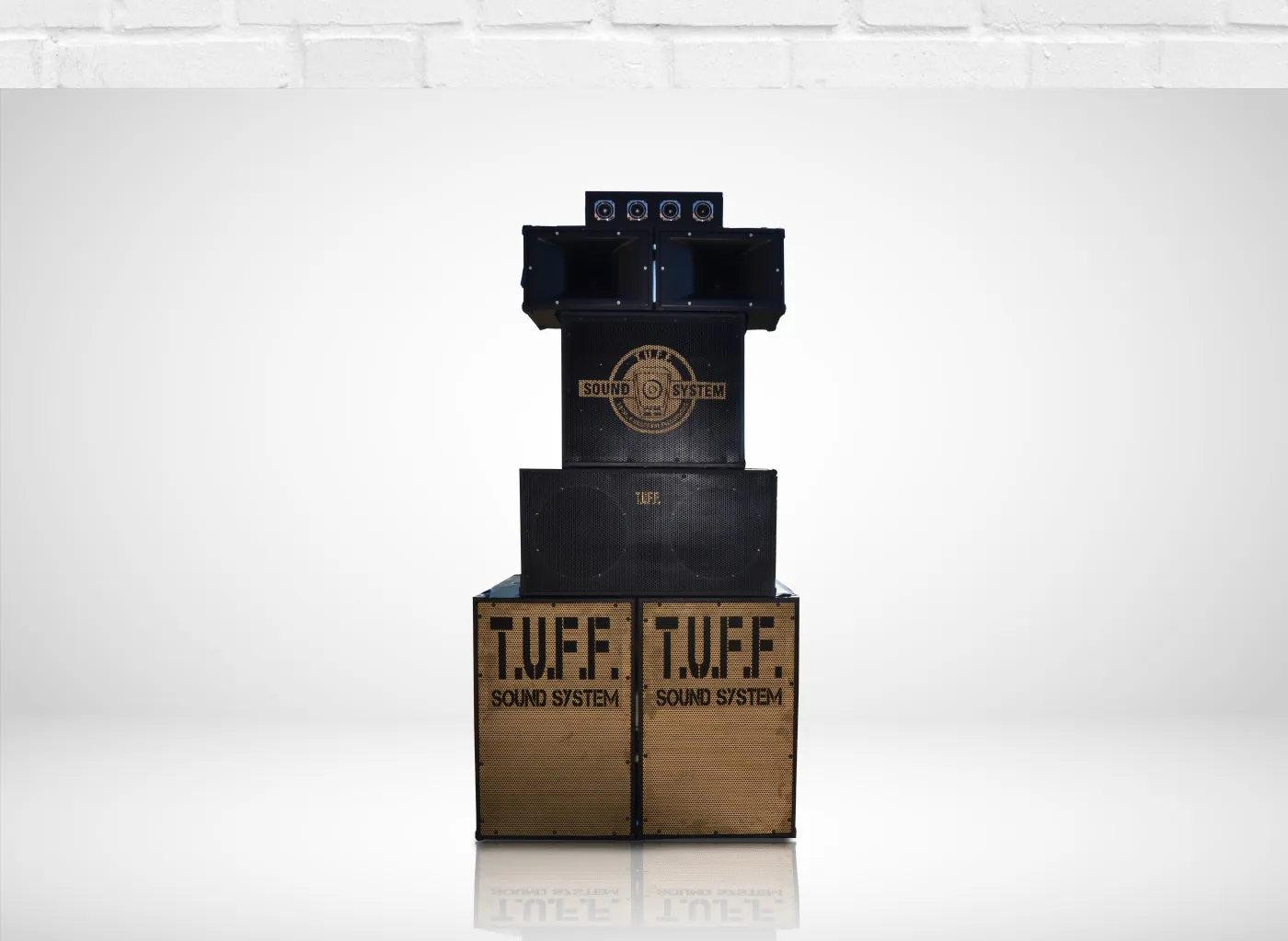 Pila di casse acustiche con il logo e la scritta T.U.F.F. Sound System sulle griglie